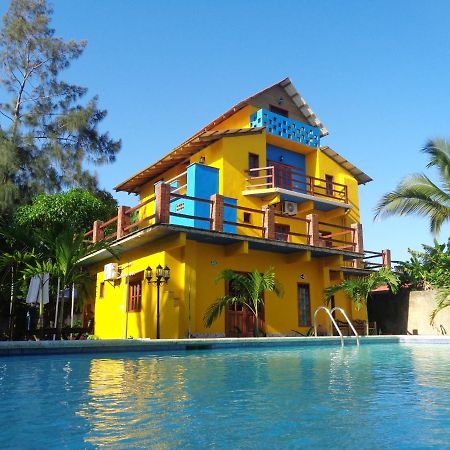 Livingston Resort Hotel Esterno foto